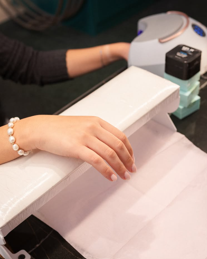 Προσεκτική εφαρμογή manicure
